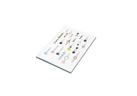 Catálogo De Pendientes Con Diamantes Y Gemas De Color Mockup